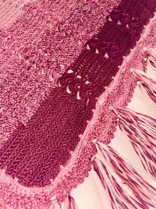 Poncho artesanal de lana hecho a mano