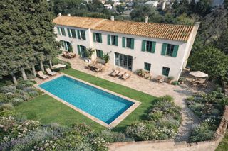 Preciosa fábrica de corcho + masia con jardin