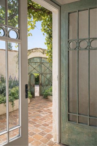 Preciosa fábrica de corcho + masia con jardin