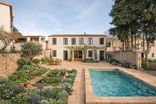 Preciosa fábrica de corcho + masia con jardin