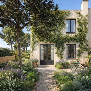 Preciosa fábrica de corcho + masia con jardin