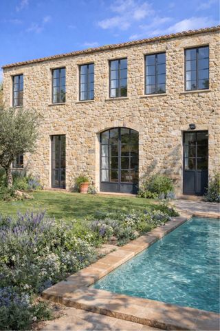 Preciosa fábrica de corcho + masia con jardin