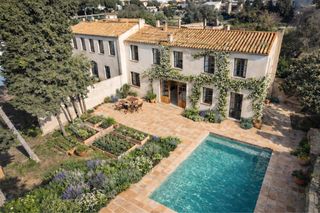 Preciosa fábrica de corcho + masia con jardin