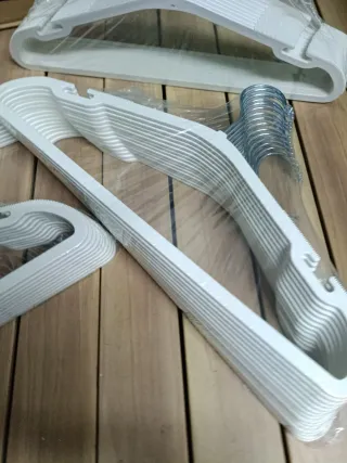 SONGMICS Perchas Plástico Blancas - 50 Unidades