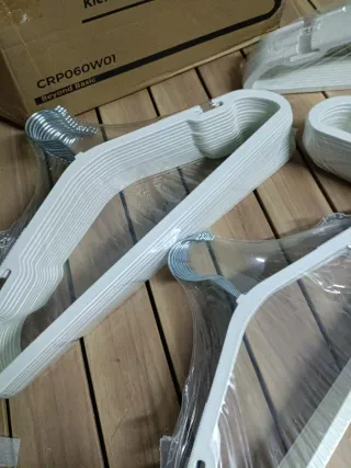 SONGMICS Perchas Plástico Blancas - 50 Unidades