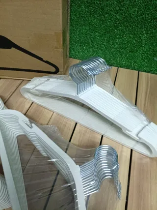 SONGMICS Perchas Plástico Blancas - 50 Unidades