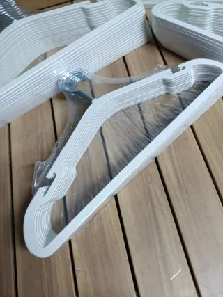 SONGMICS Perchas Plástico Blancas - 50 Unidades