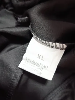 Pantalones deportivos negros con detalles blancos