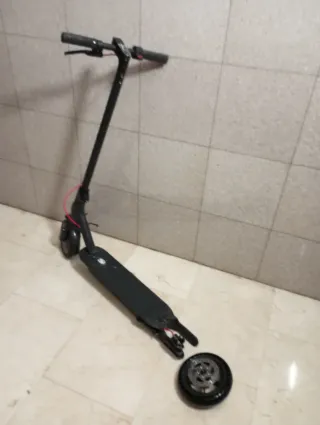 Patinete eléctrico roto para piezas y no tiene bat