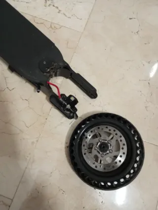 Patinete eléctrico roto para piezas y no tiene bat