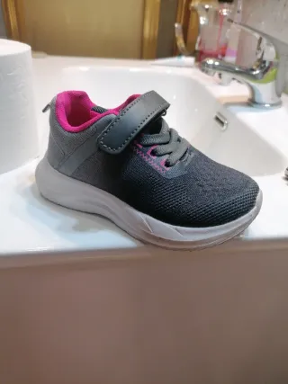Zapatilla niña gris y fucsia