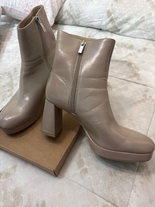 Botines tacón beige