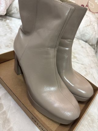Botines tacón beige