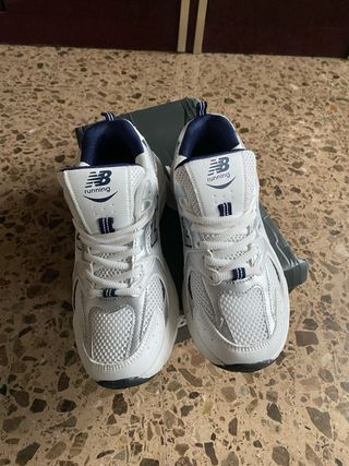 Zapatillas New Balance Blancas y Plateadas