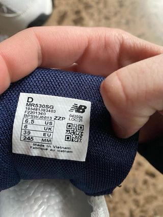 Zapatillas New Balance Blancas y Plateadas