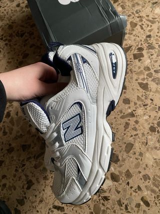 Zapatillas New Balance Blancas y Plateadas