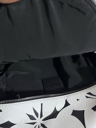 Mochila Desigual flores blanco y negro