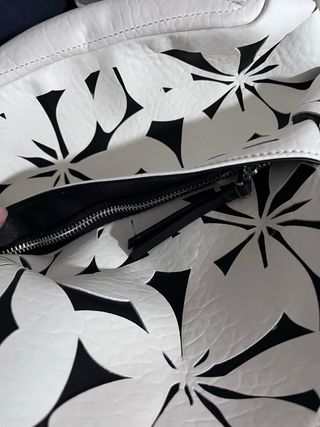 Mochila Desigual flores blanco y negro