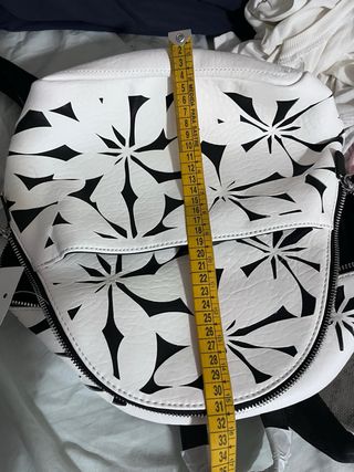 Mochila Desigual flores blanco y negro