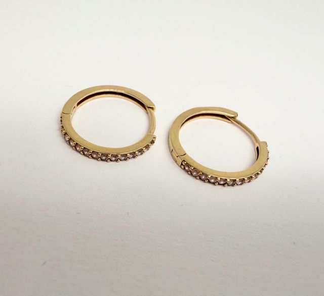 Pendiente de oro de 18k con circonitas. Peso: 2.46