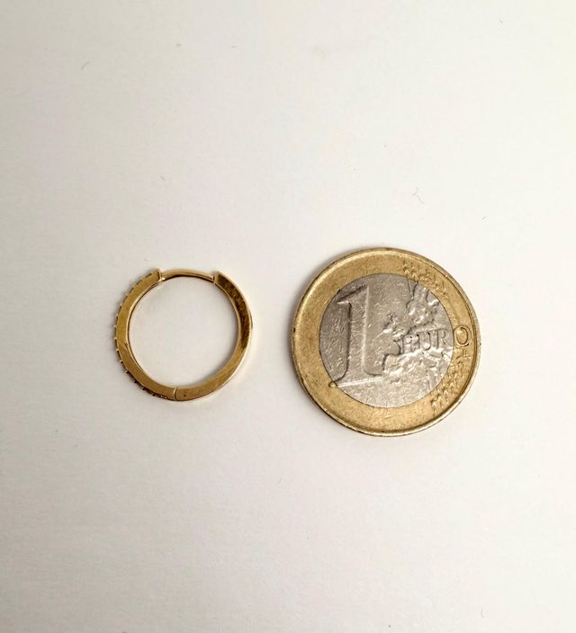 Pendiente de oro de 18k con circonitas. Peso: 2.46