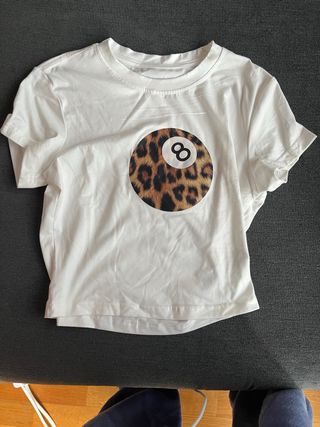 Camiseta Blanca con Bola 8 Leopardo