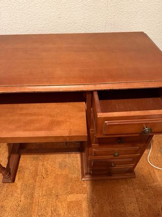 Escritorio antiguo de madera
