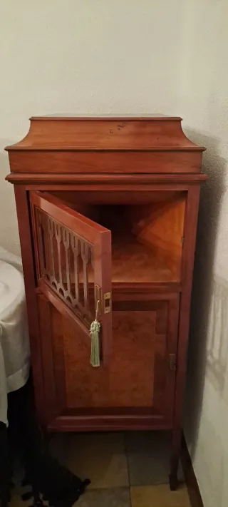 Mueble gramófono antiguo de madera