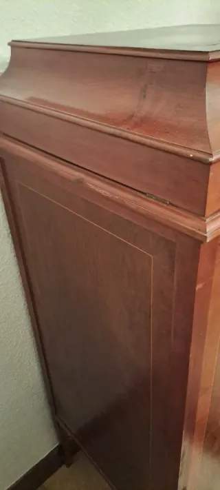 Mueble gramófono antiguo de madera