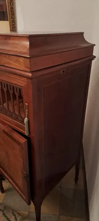Mueble gramófono antiguo de madera