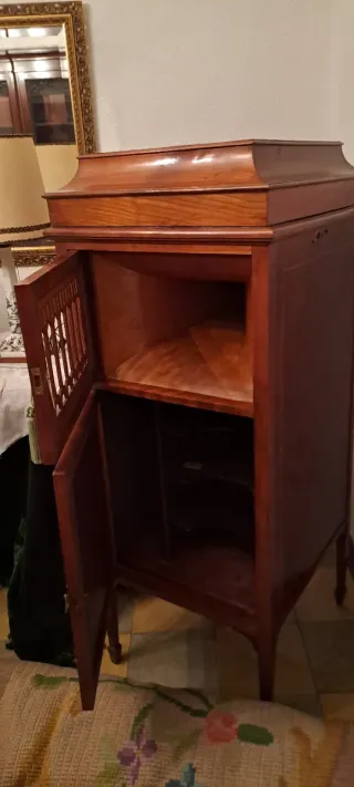 Mueble gramófono antiguo de madera
