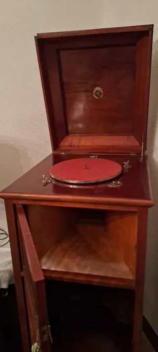 Mueble gramófono antiguo de madera