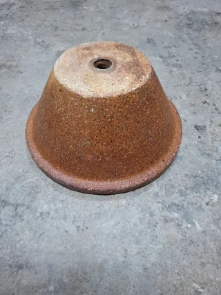 Fregadero de cerámica marrón.