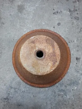 Fregadero de cerámica marrón.