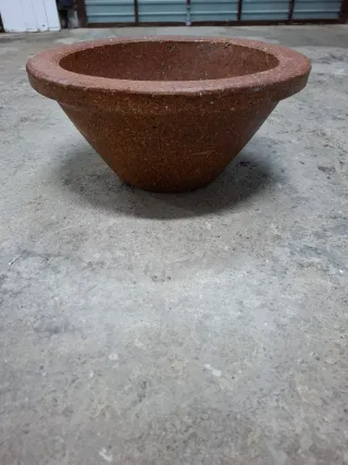 Fregadero de cerámica marrón.