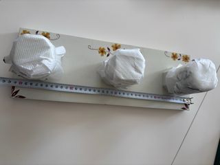 Percha de madera decorada