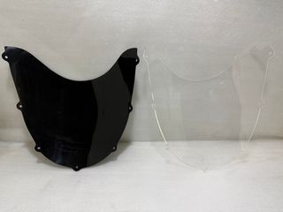 Cúpula de moto negra y transparente