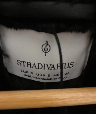 Abrigo negro con pelo de Stradivarius