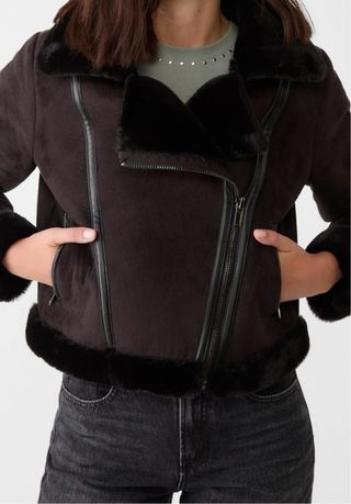 Abrigo negro con pelo de Stradivarius