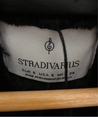 Abrigo negro con pelo de Stradivarius
