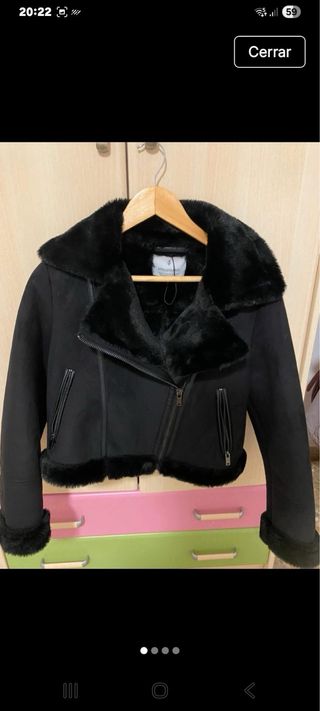 Abrigo negro con pelo de Stradivarius