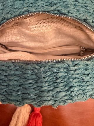 Bolso redondo de rafia azul con flecos y cuentas