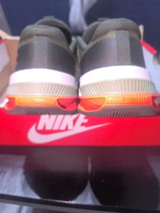 Zapatillas Nike Verdes y Naranjas