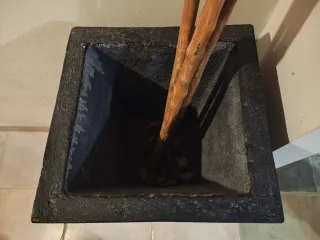 Macetero de piedra negro.