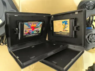 Console Sega Mega Drive con Sonic nella scatola originale restaurata
