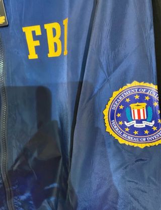 Cortavientos FBI azul