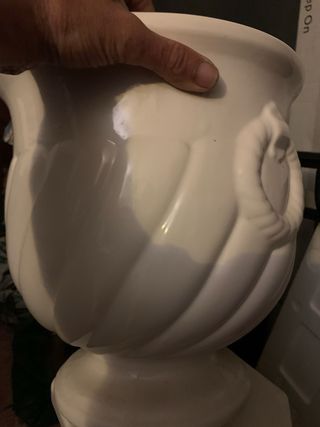 Jarrón de porcelana blanco con pie