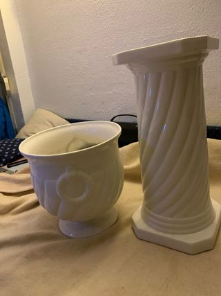 Jarrón de porcelana blanco con pie