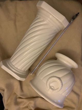 Jarrón de porcelana blanco con pie