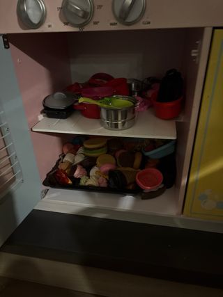 Cocinita de madera con accesorios